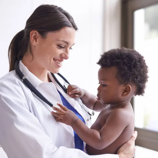 Szczęśliwy Pediatra Kobieta Dzieckiem Chłopiec Badania Kontrolne Stetoskop Lekarz Klinice — Zdjęcie stockowe