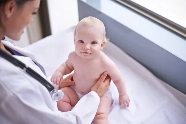 Clínica Pediatra Mulher Com Bebê Médico Check Com Bem Estar — Fotografia de Stock