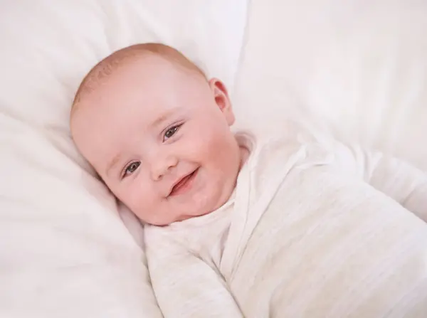 Baby Porträt Und Lächeln Auf Dem Bett Für Entspannten Komfort — Stockfoto