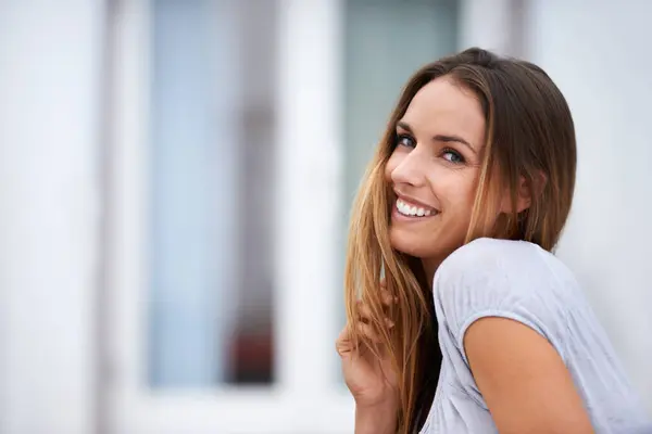 Retrato Moda Mujer Feliz Con Sonrisa Exterior Juguetona Relajante Confianza —  Fotos de Stock