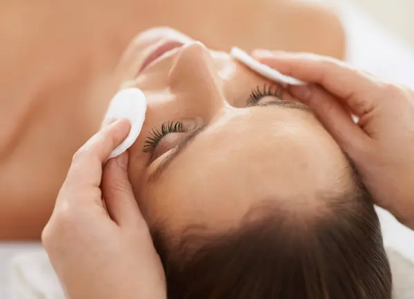 Mulher Algodão Massagem Facial Para Tratamento Orgânico Para Relaxar Cosméticos — Fotografia de Stock