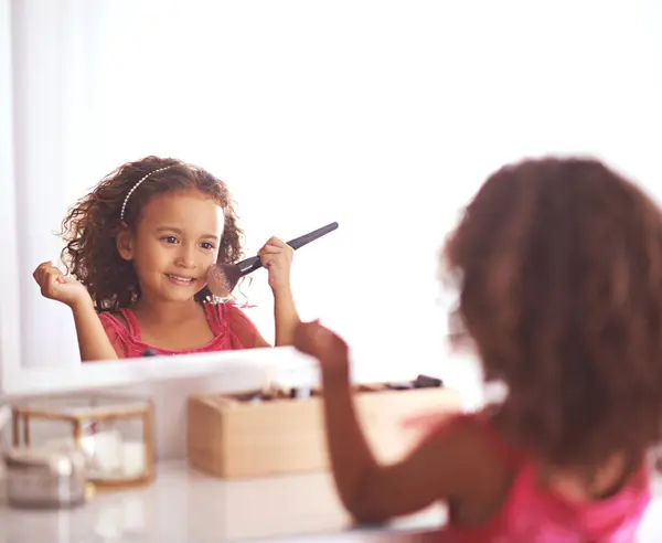 Kind Pinsel Und Spiegel Mit Make Für Hautpflege Schönheit Oder — Stockfoto