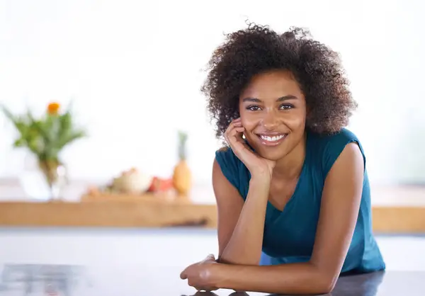 Retrato Sonrisa Afro Con Mujer Negra Cocina Hogar Como Agente — Foto de Stock