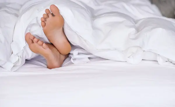 Ráno Relaxovat Nohy Peřině Hotelu Pohostinnost Dovolenou Nebo Dovolenou Pro — Stock fotografie