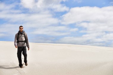 Seyahat, sırt çantası ya da çölde macera, yolculuk ya da tatil yeri, konum ve keşif için fitness adamı. Mısır 'da kum tepeleri yürüyüşü, sağlık ve doğa yürüyüşü için özgürlük, tatil veya erkek sırt çantalı.