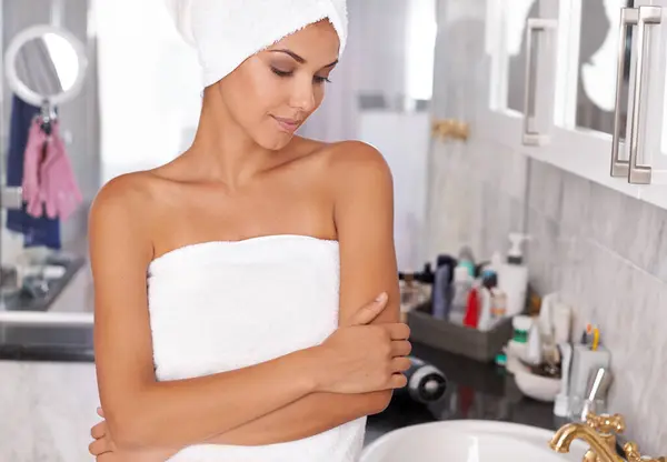 Kadın Havlu Banyoda Düşünme Evde Yumuşak Vücutla Duş Alma Cilt — Stok fotoğraf