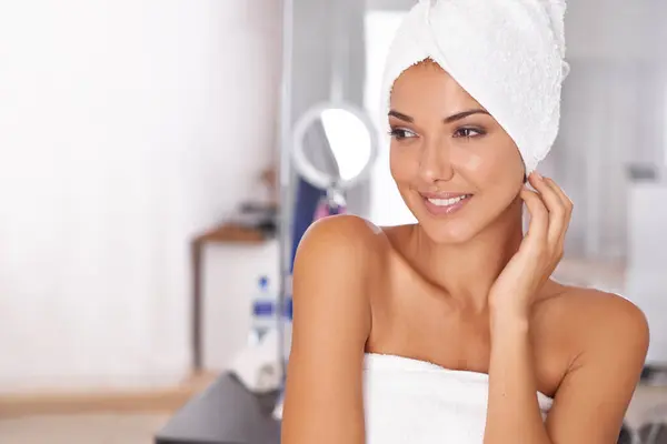 Duş Havlu Bir Kadınla Evin Banyosunda Vücut Bakımı Temizlik Alma — Stok fotoğraf