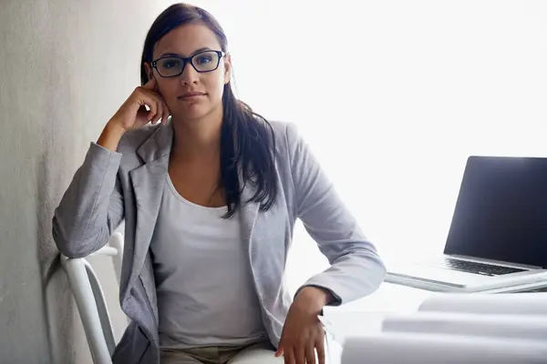笔记本电脑和在职商界女性的肖像 都带着自信和自豪的态度 工作场所计算机财务项目的技术 职业和专业女性财务顾问 — 图库照片