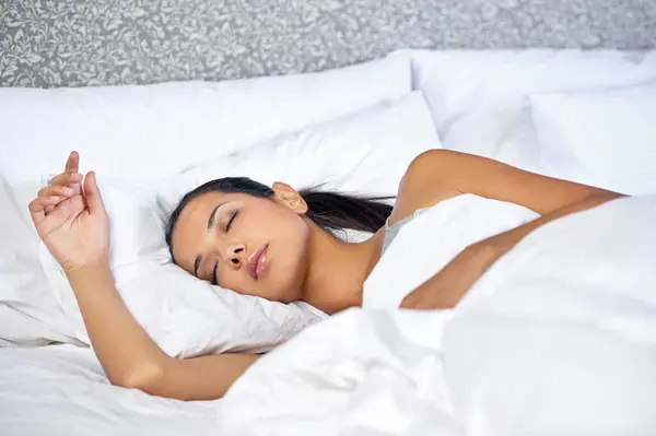 Mujer Sueño Tranquilo Por Mañana Habitación Hogar Fin Semana Descanso —  Fotos de Stock