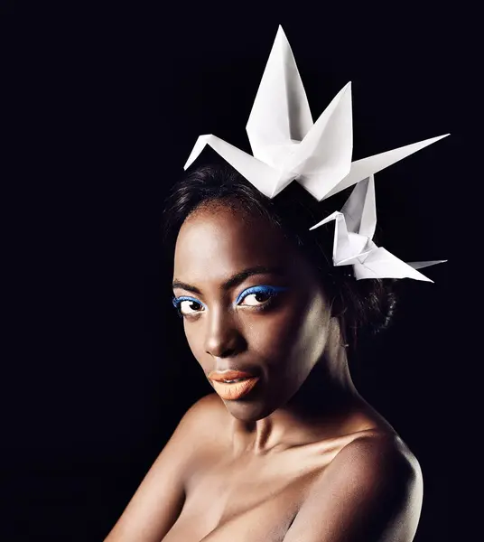 Cosméticos Retrato Mulher Negra Estúdio Com Pássaros Origami Para Honra — Fotografia de Stock