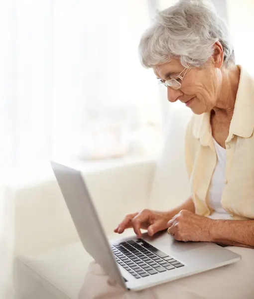 老年妇女 笔记本电脑和在互联网上阅读 打字或搜索电子书的家庭规划 快乐的老年人 有电脑 网站和在线填字游戏来注册信息 — 图库照片