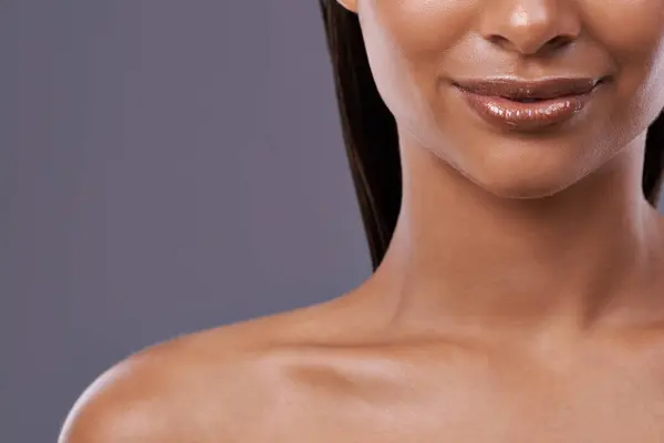 Close Lippenstift Vrouw Met Huidverzorging Cosmetica Dermatologie Grijze Studioachtergrond Persoon — Stockfoto