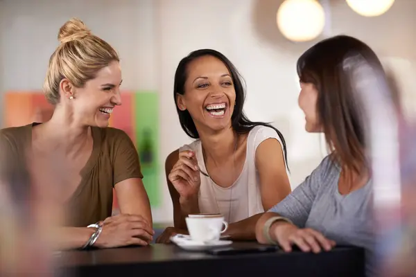 Kadınlar Kahkahalarla Kahkahalarla Güler Arkadaşlarla Buluşur Muhabbet Eder Mutlulukla Çeşitlenirler — Stok fotoğraf