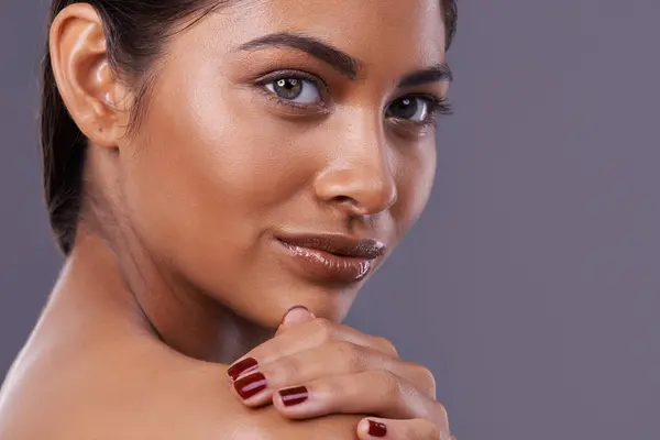 Skincare Manicure Mulher Com Maquiagem Brilho Dermatologia Fundo Estúdio Cinza — Fotografia de Stock