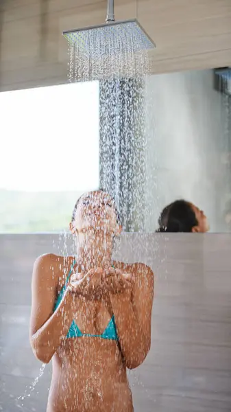 Chuveiro Molhado Mulher Com Bem Estar Biquíni Saudável Com Rotina — Fotografia de Stock