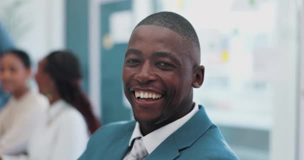 生意人 在会议上面带微笑的帐户协调人 对自己的工作感到满意 有职业自信的专业 公司和非洲男性员工在工作单位的会议室工作 — 图库视频影像