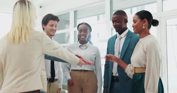 ビジネスの人々は 一緒に手を挙げ オフィスでのモチベーションやコラボレーションのためのチームと会います 職場の多様性における団結 シナジー 連帯を求める幸せな従業員の若いグループ — ストック動画