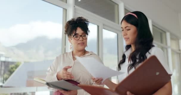 Businesswomen Hablar Papel Como Gestión Proyectos Trabajo Equipo Negocio Oficina — Vídeos de Stock