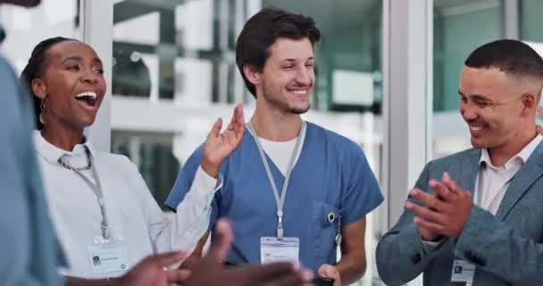 성취를위한 태블릿에 의료진 간호사 디지털 기술의 — 비디오