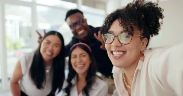 Селфі Портрет Щасливі Ділові Люди Офісі Знаком Миру Схвильованим Обличчям — стокове відео