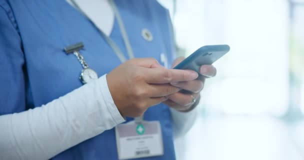 Orvosi Személy Kezek Vagy Üzenet Mobiltelefon Klinikán Kutatás Vagy Gyógyszer — Stock videók