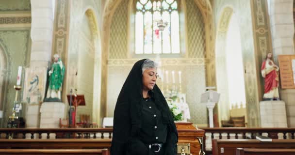 Smutne Śmierć Kobieta Pogrzebie Kościele Żalu Utrata Bólu Żałobie Ceremonii — Wideo stockowe