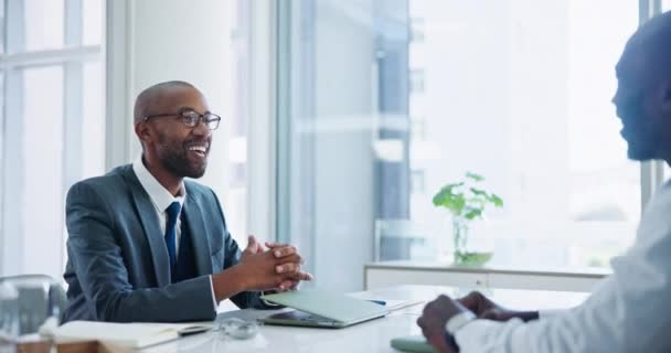 ビジネスの人々 計画のためのオフィスでの会議やインタビュー 雇用成長や増加に関するアドバイスやフィードバック B2Bコラボレーションのためのクライアントと話すプロのアドバイザー 会計士またはアフリカ人男性 — ストック動画
