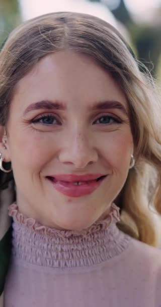 若い女性の顔は 勉強のために大学の屋外公園で笑っています 大学キャンパスのフィールドでオーストラリア出身の自信ある若い女性の幸せ — ストック動画