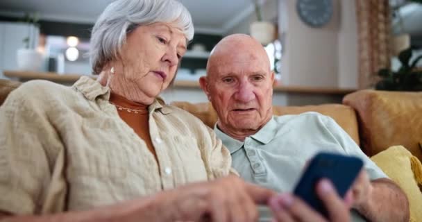 Anziani Coppie Cellulare Sul Divano Apprendimento Della Tecnologia Pensione Rete — Video Stock