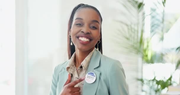 Głosujcie Przypinajcie Patrzcie Twarz Biznesmence Odznaką Wyborów Głosowaniem Uśmiechem Ustach — Wideo stockowe