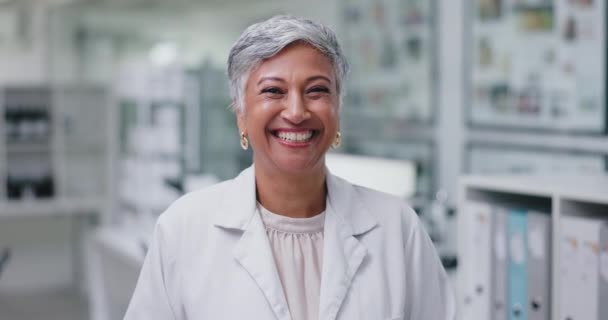成熟的女性在实验室从事科学 研究和医学的发展 科学家 实验室和专家的画像 带着对疫苗创新的信心或自豪的微笑 — 图库视频影像