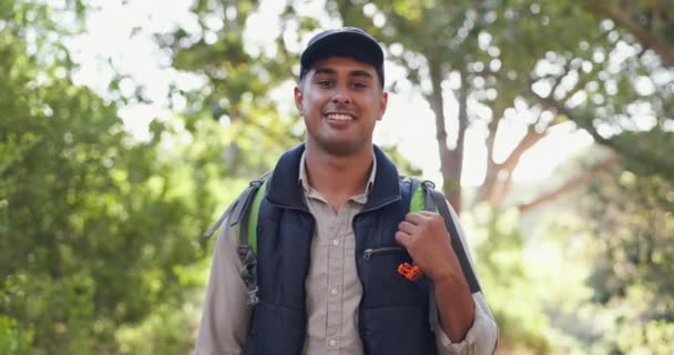 Uśmiech Twarz Lub Człowiek Wędrówki Przyrodzie Parku Lub Lesie Wakacje — Wideo stockowe