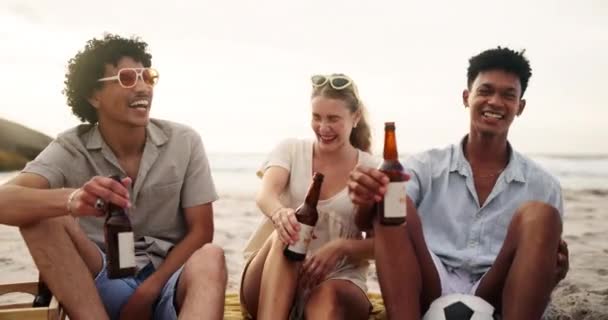 Amigos Vítores Charlas Playa Con Cerveza Para Ligar Chismes Risas — Vídeo de stock