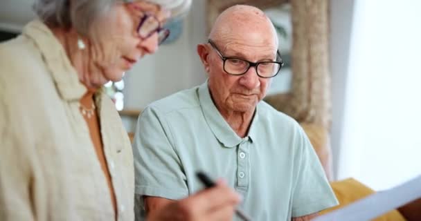 人寿保险 纸业和老年夫妇在养老基金 遗产支付或遗嘱信息方面存在分歧 老年人 为抵押贷款 预算或投资进行沟通 — 图库视频影像