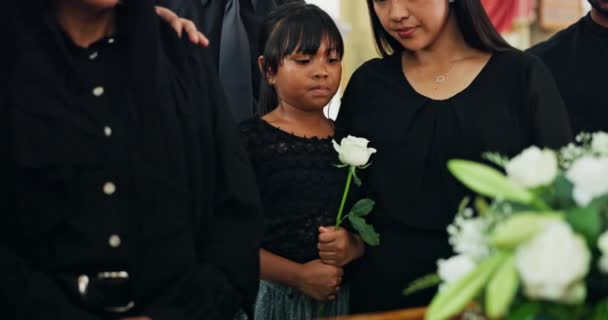 子供と共に棺で過ごす女性 教会での記念礼拝 サポート 快適さについて 娘と死 悲しみと未亡人 別れのためのケケットでバラとさよなら — ストック動画