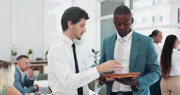 Biznesmen Coaching Spotkanie Tabletem Planowania Badań Lub Szkolenia Pracowników Biurze — Wideo stockowe