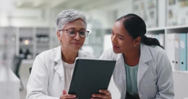 Ciencia Consultoría Equipo Mujeres Con Tableta Para Estudio Médico Resultados — Vídeos de Stock