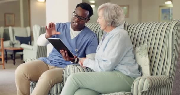 Verpleegster Oudere Vrouw Tablet Huis Consult Technologie Met Vragen Voor — Stockvideo