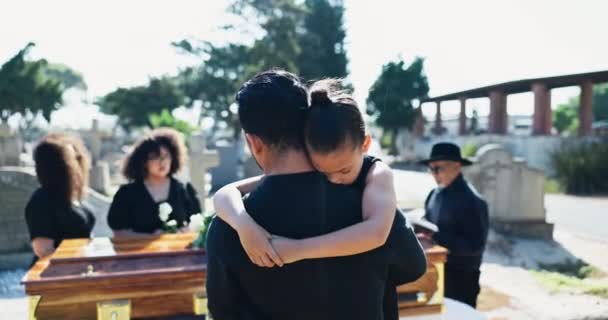 拥抱或父亲在墓地为葬礼 因尊重或死亡而在基督教中治愈或埋葬 因悲伤 失落或哀悼而在坟场与父亲一起抚养的儿童 抑郁或悲伤的儿童 — 图库视频影像