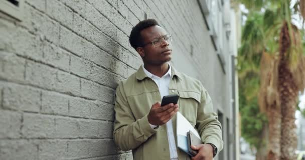 Бизнес Мышление Черный Человек Сотовым Телефоном Стеной Интернетом Подключением Стрессом — стоковое видео
