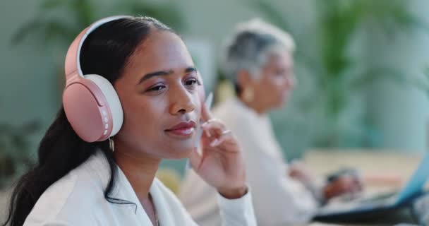 Femme Affaires Heureuse Écouteurs Détendez Vous Avec Musique Bureau Pause — Video