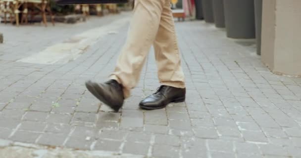 商人和舞蹈在特写 城市和台阶庆祝 移动和户外的道路上 成功的人 鞋子和舞者在地面上 赢得比赛 并在城中的地铁人行道上行走 — 图库视频影像