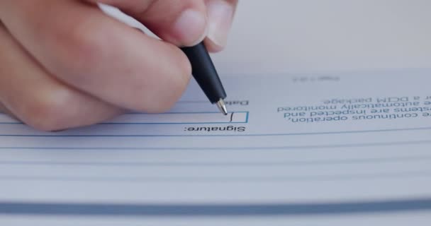 Papier Podpis Osoba Posiadająca Długopis Potrzeby Ubezpieczenia Życie Kredytu Bankowego — Wideo stockowe