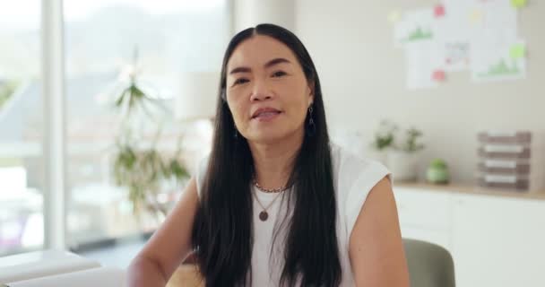 Серьезные Лицо Зрелая Азиатская Женщина Офисе Уверенностью Исследования Творческого Проекта — стоковое видео
