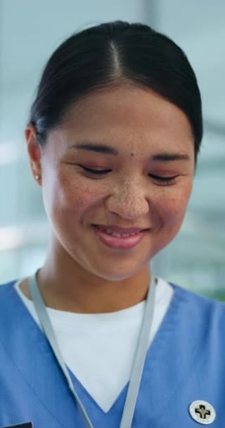 Asiatin Glücklich Und Krankenschwester Auf Dem Tablet Mit Technologie Oder — Stockvideo