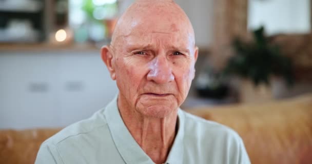 Geestelijke Gezondheid Senior Man Rouw Terwijl Verdrietig Binnen Depressief Huis — Stockvideo