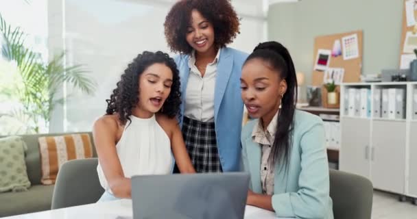Şbirliği Toplantı Planlama Için Dizüstü Bilgisayarı Olan Kadınlar Proje Yönetimi — Stok video