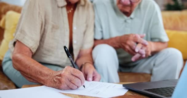 Persone Anziane Penna Scrittura Con Documenti Assicurazione Sulla Vita Domanda — Video Stock
