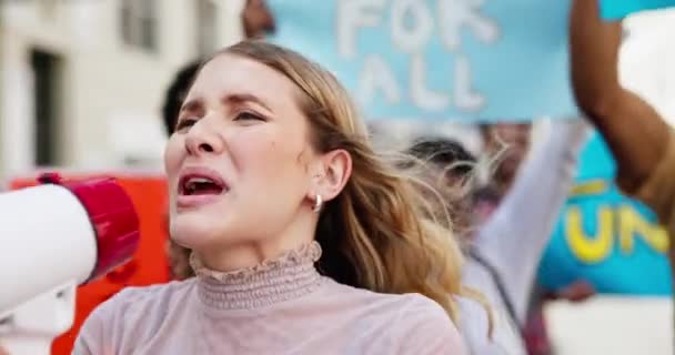 Mujer Abogada Megáfono Para Gritar Por Protesta Por Los Derechos — Vídeos de Stock