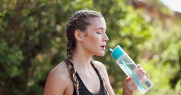 Жінка Розслабляється Тренується Природі Питною Водою Зволоження Втоми Глибокого Дихання — стокове відео